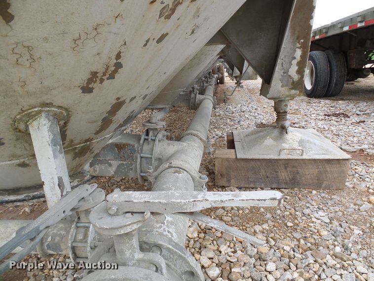 image for item DG5695 1981 Fruehauf 4BL012520 pneumatic dry bulk concrete trailer