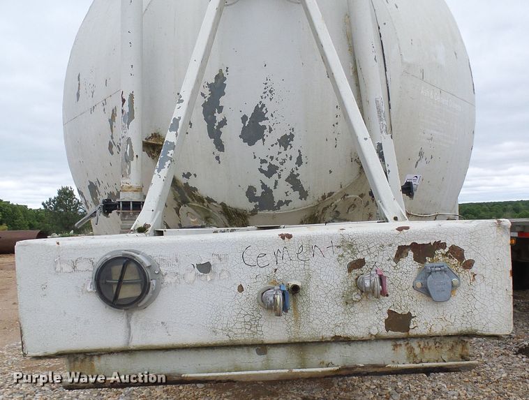 image for item DG5695 1981 Fruehauf 4BL012520 pneumatic dry bulk concrete trailer