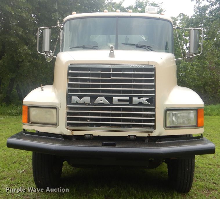 image for item DG8607 2000 Mack CH613  tank truck