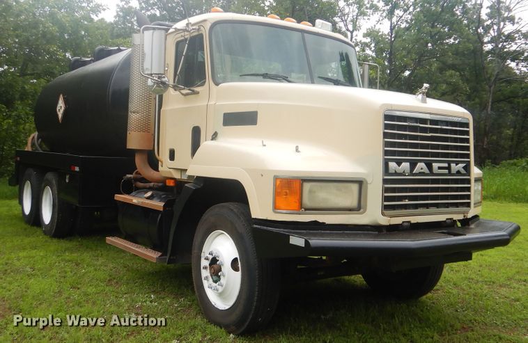 image for item DG8607 2000 Mack CH613  tank truck