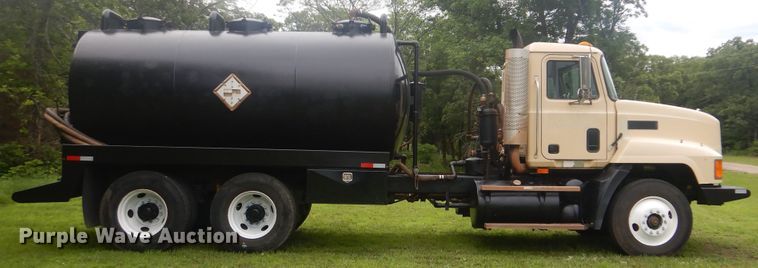 image for item DG8607 2000 Mack CH613  tank truck