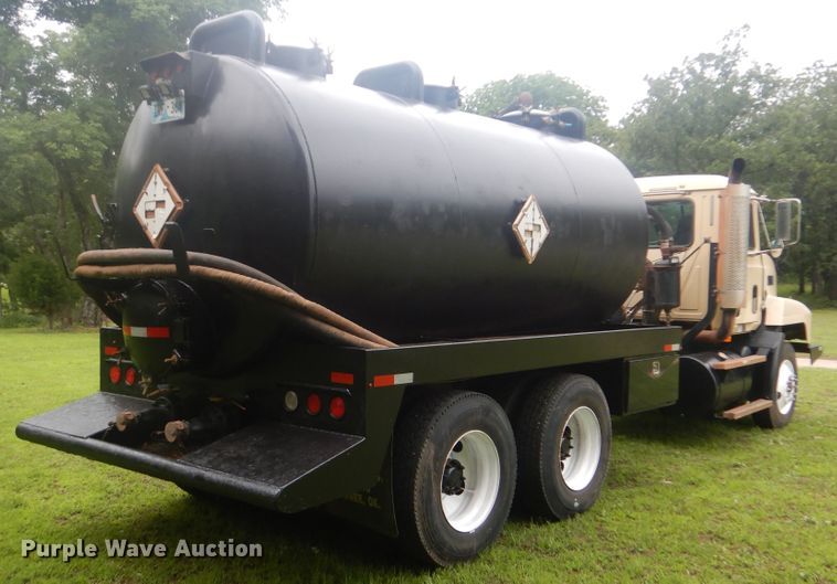 image for item DG8607 2000 Mack CH613  tank truck