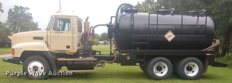 image for item DG8607 2000 Mack CH613  tank truck