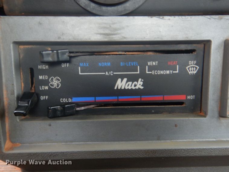 image for item DG8607 2000 Mack CH613  tank truck