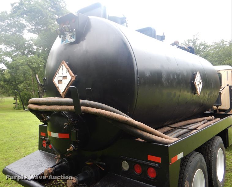 image for item DG8607 2000 Mack CH613  tank truck