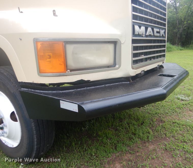 image for item DG8607 2000 Mack CH613  tank truck