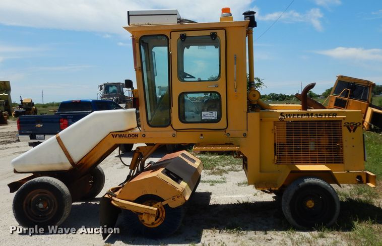 image for item DH5347 2001 Waldon Sweepmaster 250  sweeper