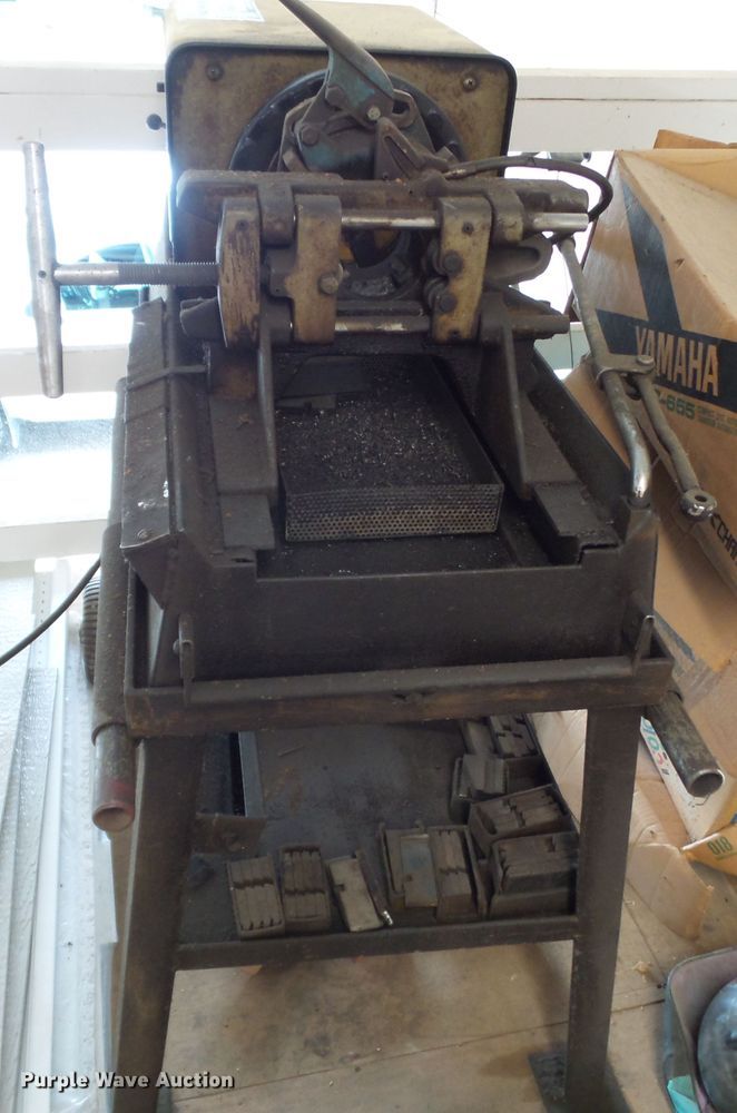 image for item DH7998 Oster 552 thread cutter