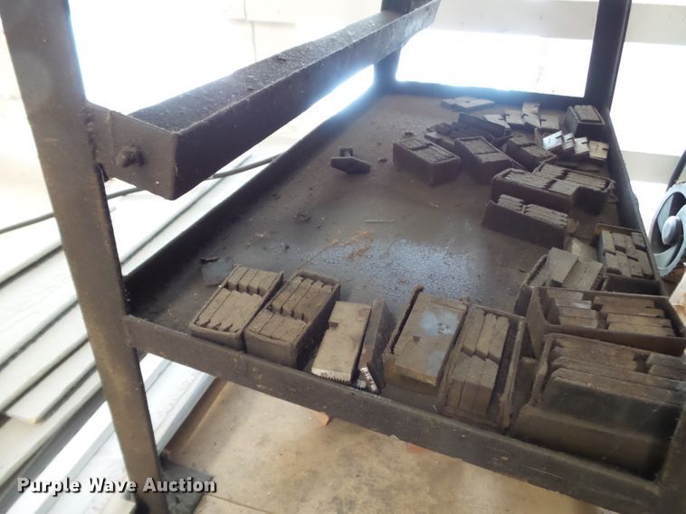 image for item DH7998 Oster 552 thread cutter