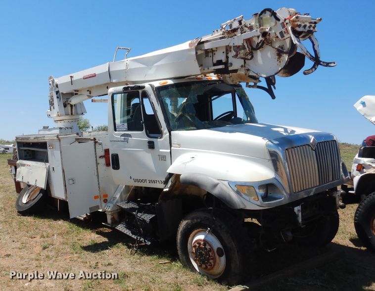 image for item DI0117 2005 International 7300  digger derrick truck