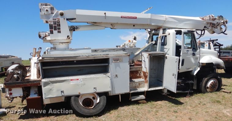 image for item DI0117 2005 International 7300  digger derrick truck