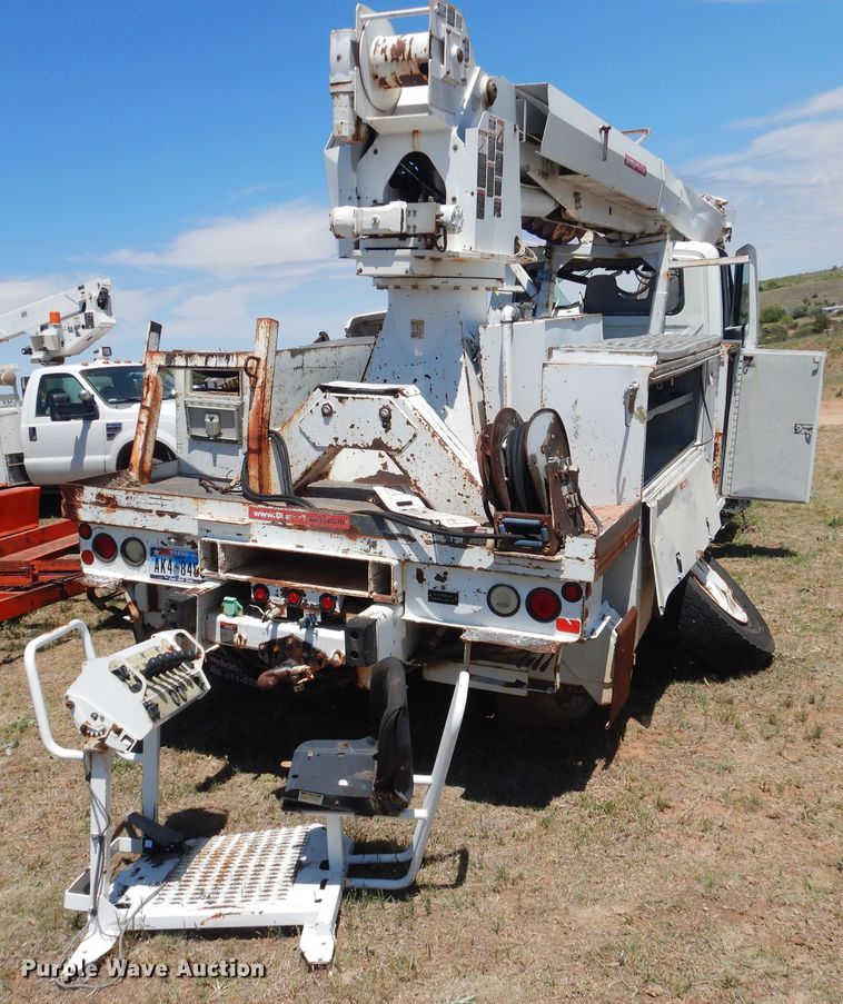 image for item DI0117 2005 International 7300  digger derrick truck