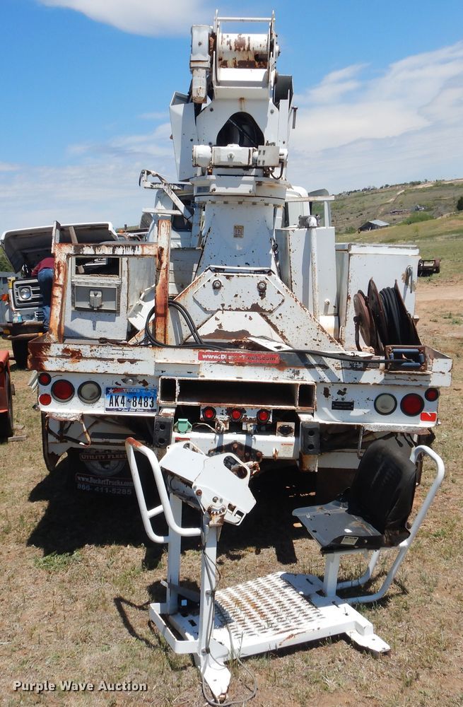 image for item DI0117 2005 International 7300  digger derrick truck