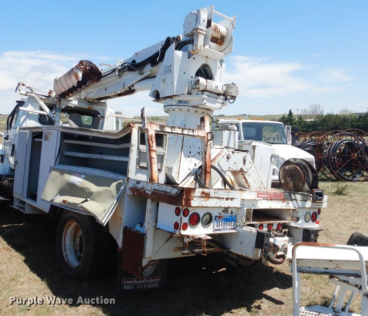 image for item DI0117 2005 International 7300  digger derrick truck