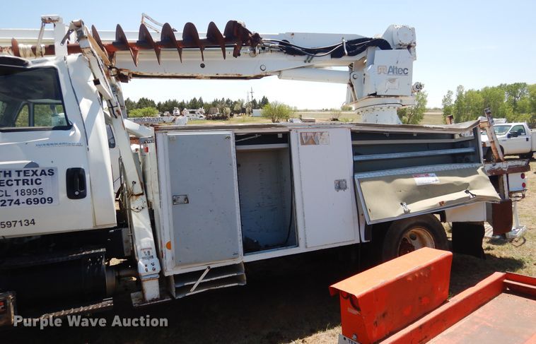 image for item DI0117 2005 International 7300  digger derrick truck