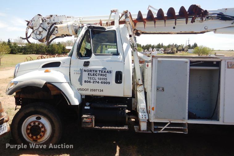 image for item DI0117 2005 International 7300  digger derrick truck