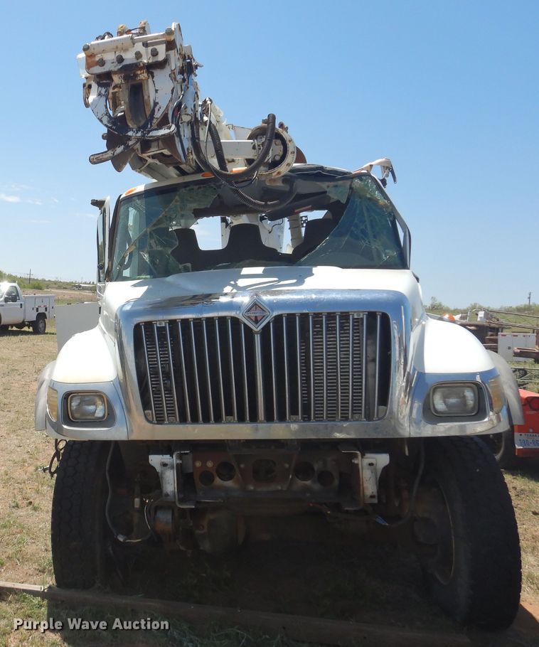 image for item DI0117 2005 International 7300  digger derrick truck
