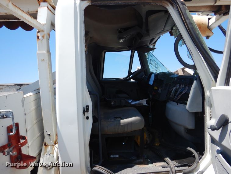 image for item DI0117 2005 International 7300  digger derrick truck