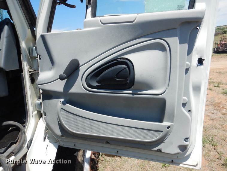 image for item DI0117 2005 International 7300  digger derrick truck