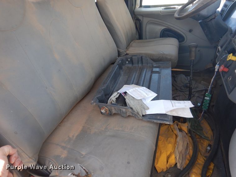 image for item DI0117 2005 International 7300  digger derrick truck