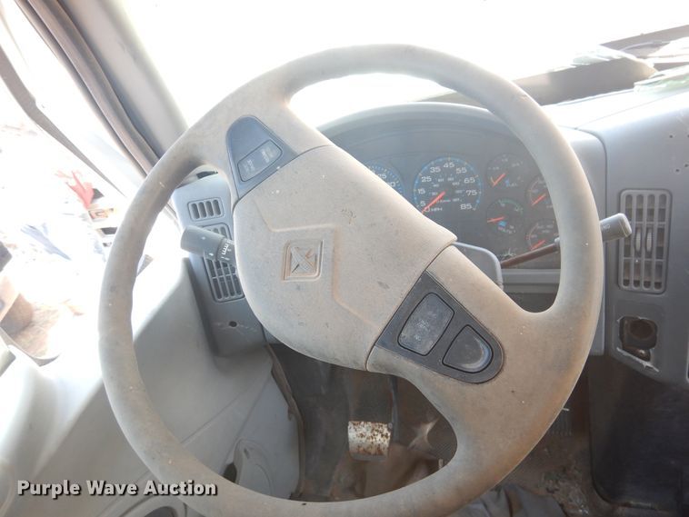 image for item DI0117 2005 International 7300  digger derrick truck