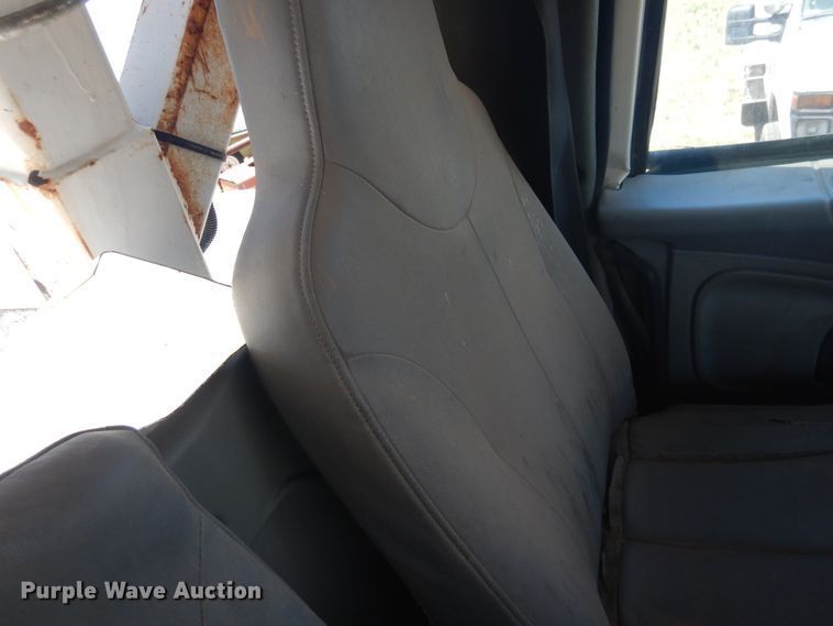 image for item DI0117 2005 International 7300  digger derrick truck