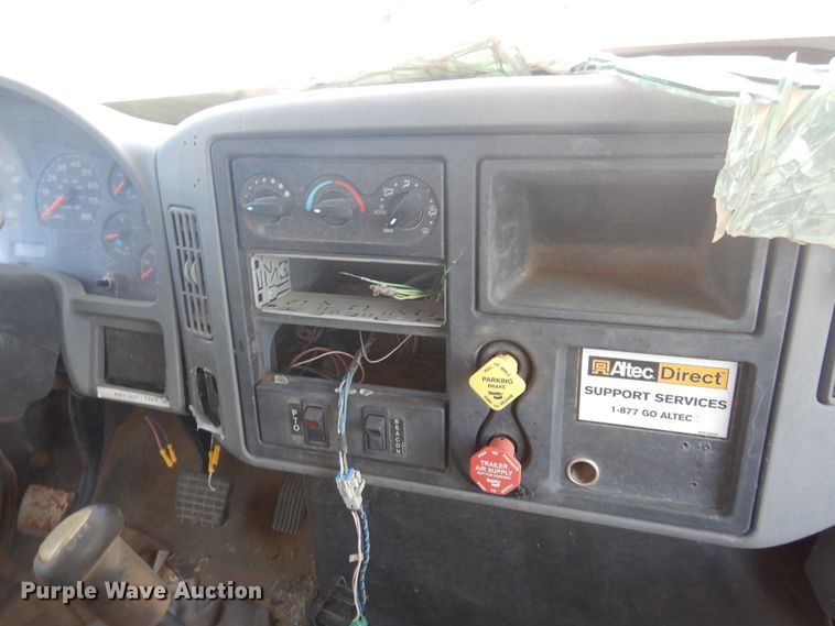 image for item DI0117 2005 International 7300  digger derrick truck