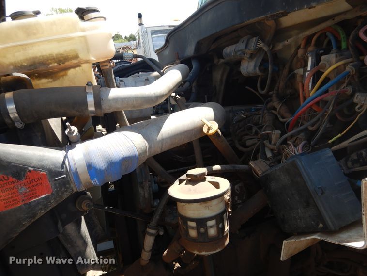 image for item DI0117 2005 International 7300  digger derrick truck