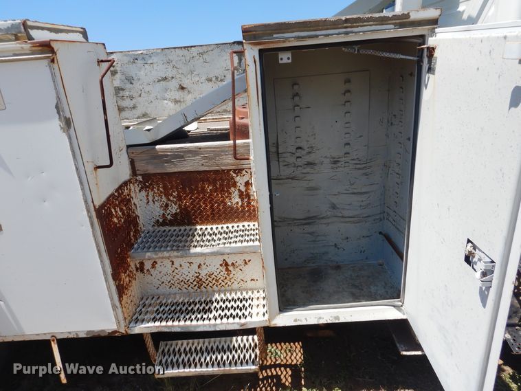 image for item DI0117 2005 International 7300  digger derrick truck