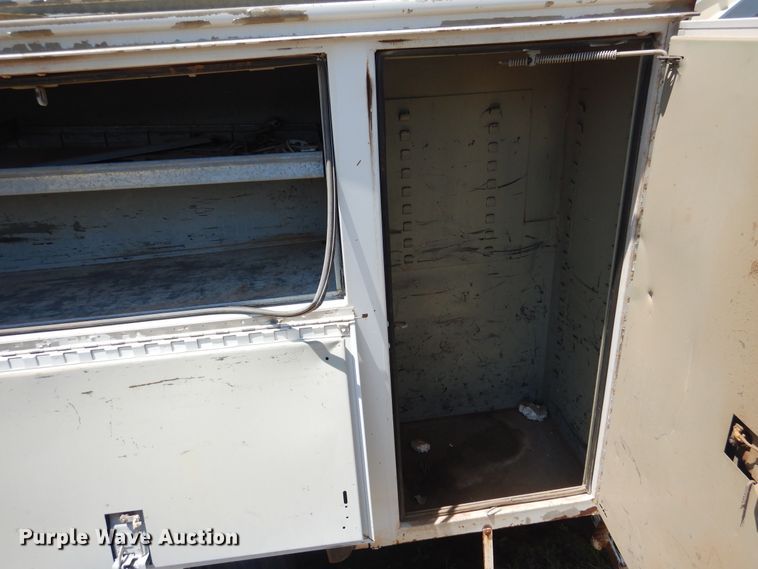 image for item DI0117 2005 International 7300  digger derrick truck