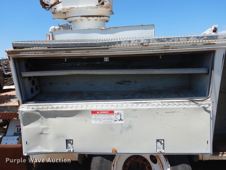 image for item DI0117 2005 International 7300  digger derrick truck