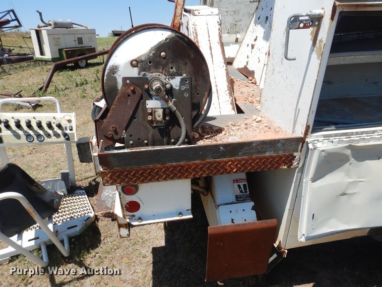 image for item DI0117 2005 International 7300  digger derrick truck