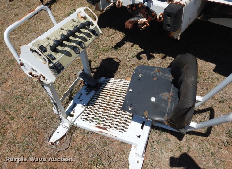 image for item DI0117 2005 International 7300  digger derrick truck