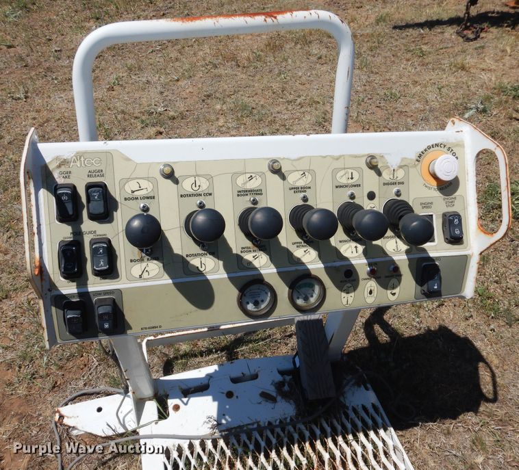 image for item DI0117 2005 International 7300  digger derrick truck