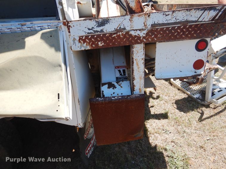 image for item DI0117 2005 International 7300  digger derrick truck