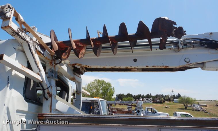 image for item DI0117 2005 International 7300  digger derrick truck