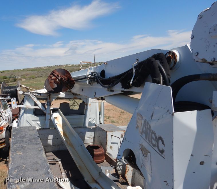 image for item DI0117 2005 International 7300  digger derrick truck