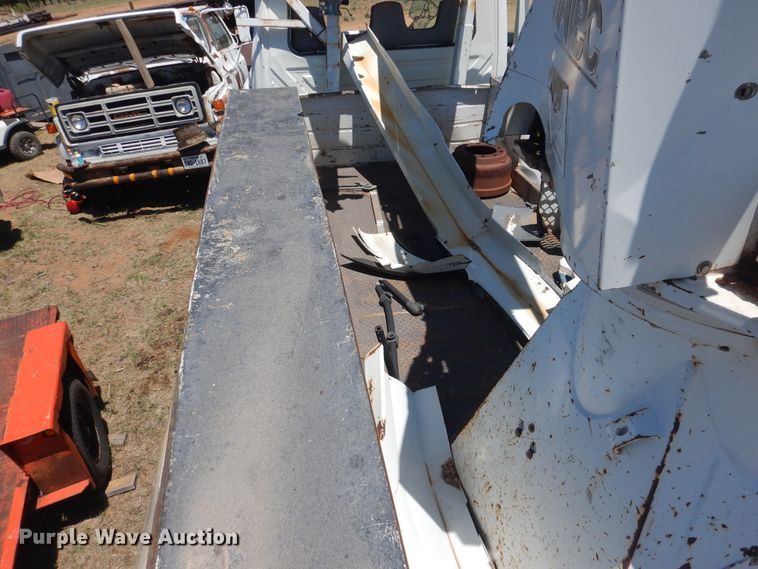 image for item DI0117 2005 International 7300  digger derrick truck