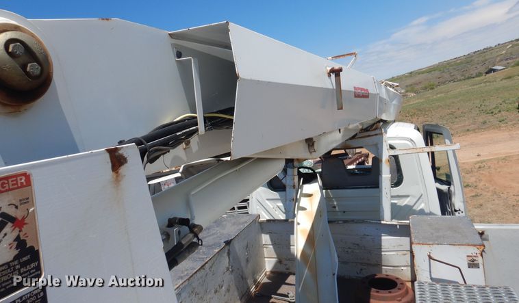 image for item DI0117 2005 International 7300  digger derrick truck