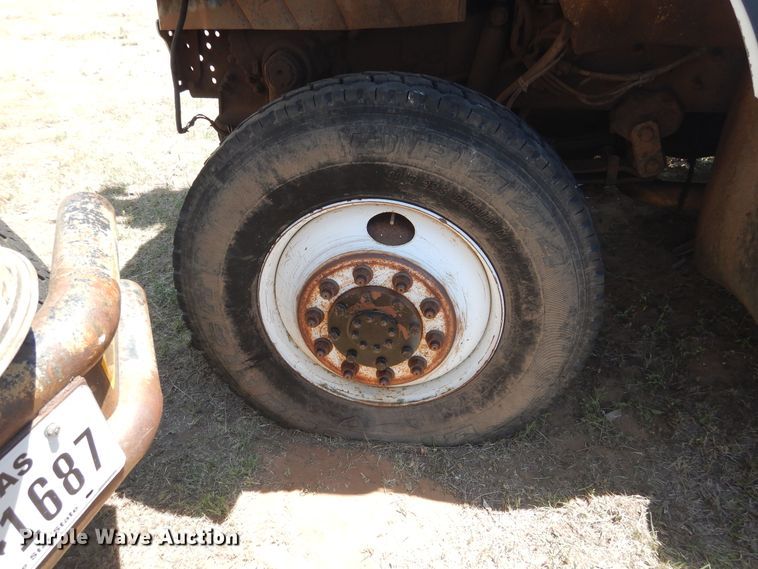 image for item DI0117 2005 International 7300  digger derrick truck