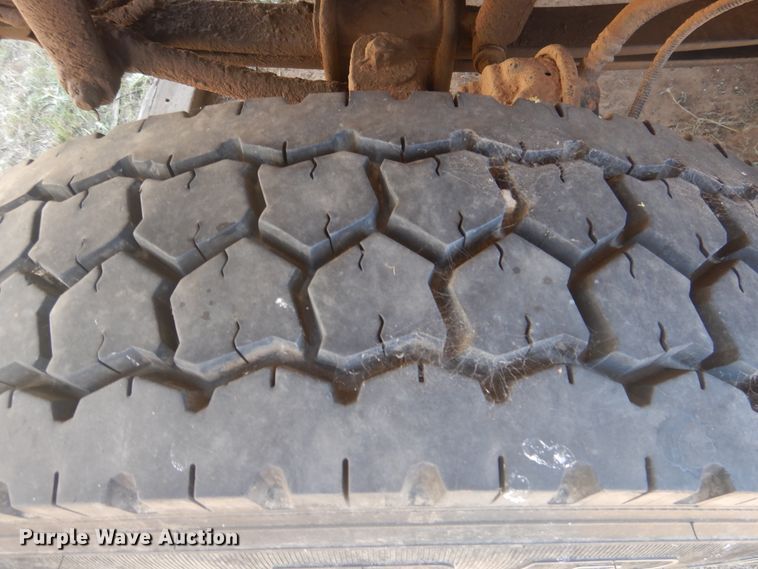 image for item DI0117 2005 International 7300  digger derrick truck