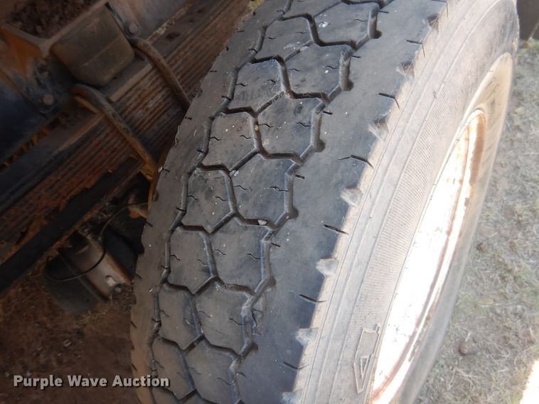 image for item DI0117 2005 International 7300  digger derrick truck