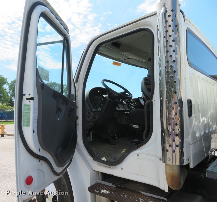 image for item DI2231 2007 Freightliner Business Class M2  street sweeper truck