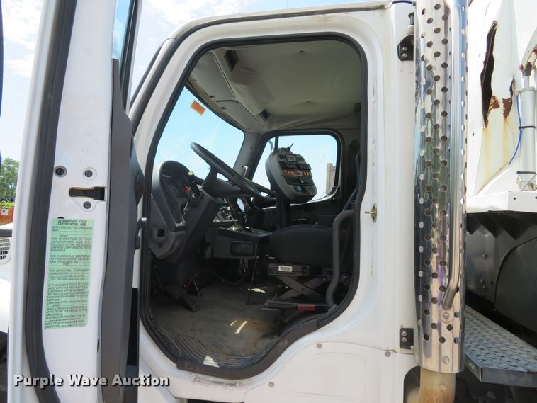 image for item DI2231 2007 Freightliner Business Class M2  street sweeper truck