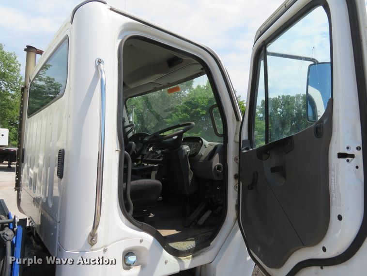 image for item DI2231 2007 Freightliner Business Class M2  street sweeper truck
