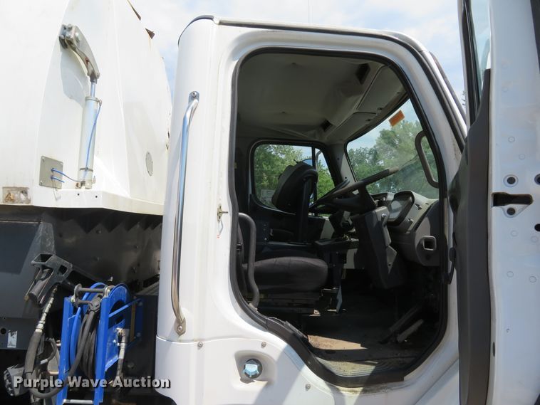 image for item DI2231 2007 Freightliner Business Class M2  street sweeper truck