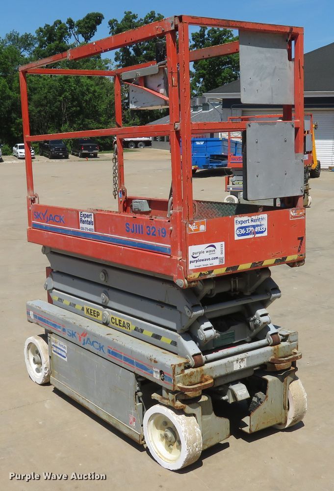 image for item DI2233 2012 Skyjack SJIII 3219  scissor lift