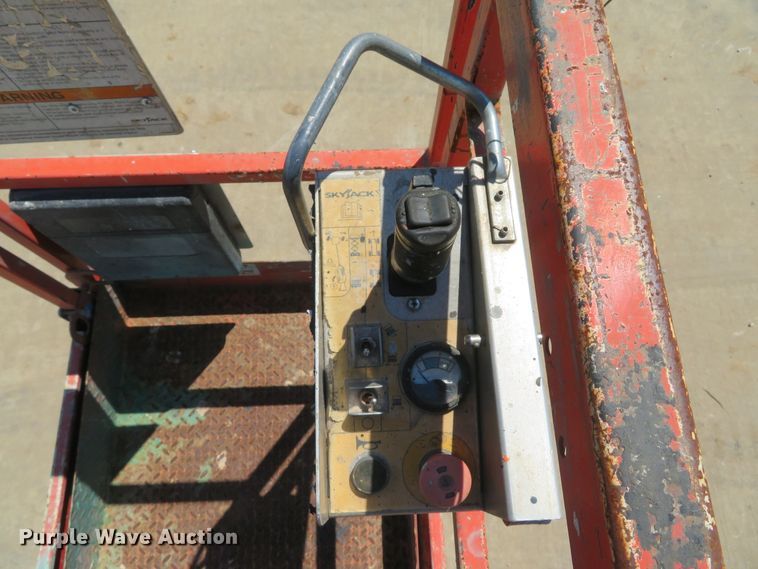 image for item DI2233 2012 Skyjack SJIII 3219  scissor lift