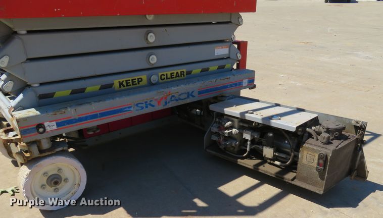 image for item DI2233 2012 Skyjack SJIII 3219  scissor lift