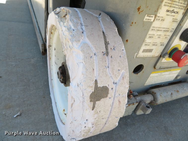 image for item DI2233 2012 Skyjack SJIII 3219  scissor lift